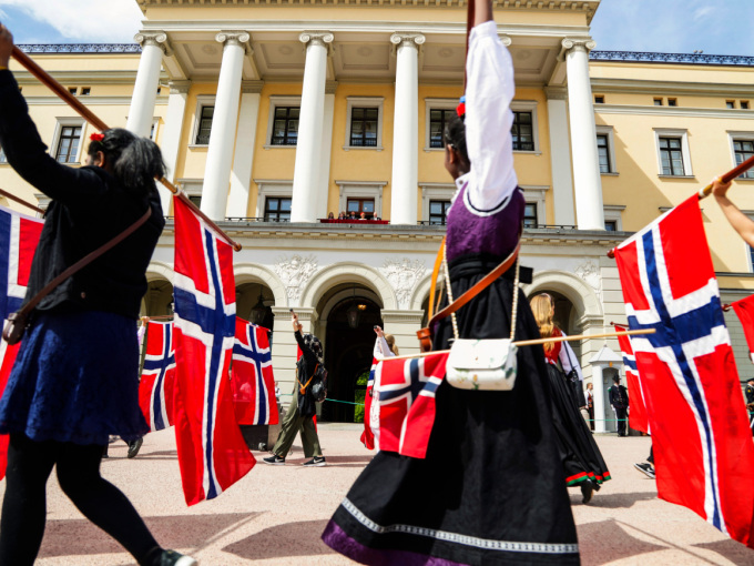 Flags and banners are lowered to greet the Royal Family. Photo: Berit Roald / NTB scanpix